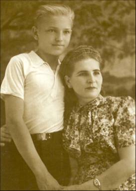 В.А. Коптюг с матерью, Надеждой Васильевной.  Самарканд, 1947 год